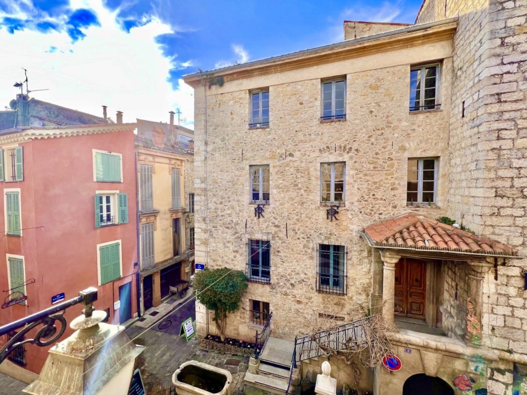 Moving Near the Coast? Come to Valbonne!